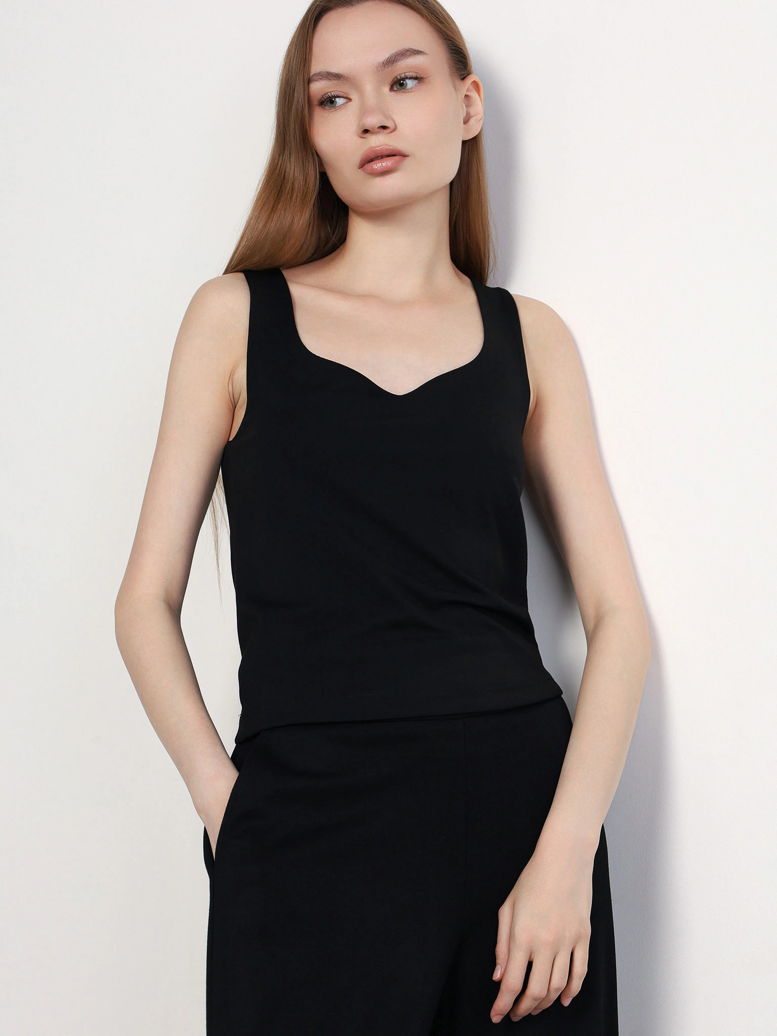 Майка черного цвета прямого кроя